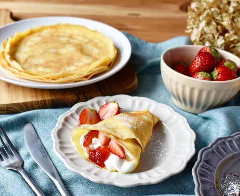 Học thực hiện bánh Crepe sầu riêng rẽ và Crepe trà xanh