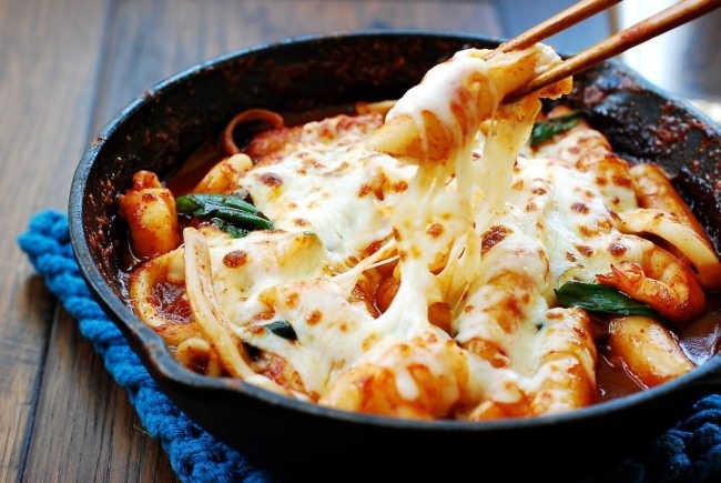 Cách Làm Bánh Gạo Cay Phô Mai Ngon Tuyệt
