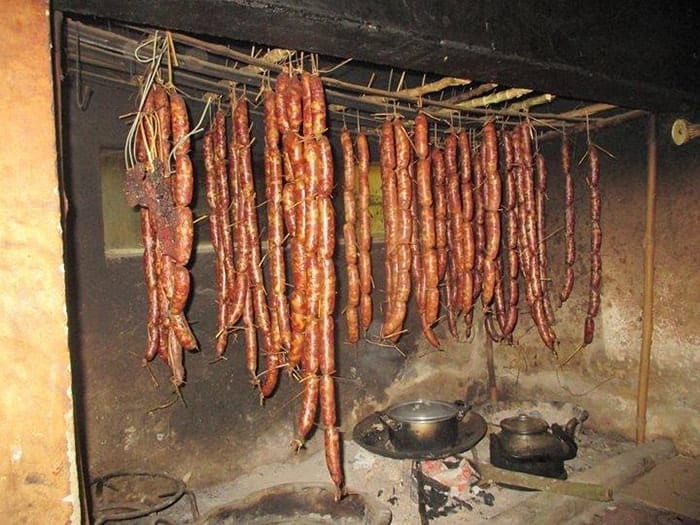 Cách Làm Lạp Xưởng Gác Bếp Thơm Nức