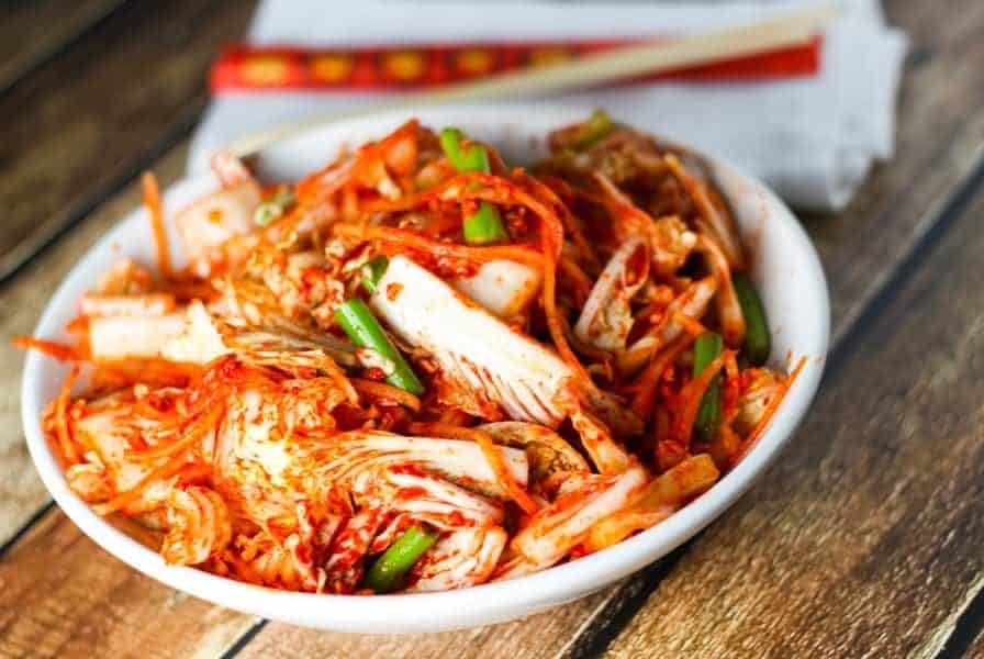 Đĩa kim chi củ sen muối thập cẩm với bắp cải ngâm mắm đường