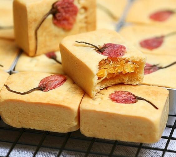 Bánh dứa trang trí với hoa và thảo mộc Banhdua18