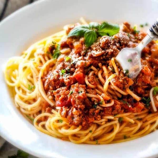 best spaghetti bolognese (quick and easy 30 minute weeknight meal)
